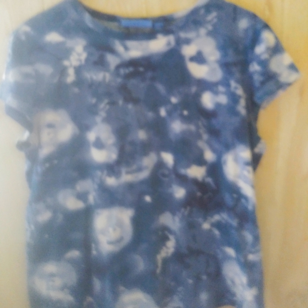 Cap sleeve swirling blue & white print teeshirt